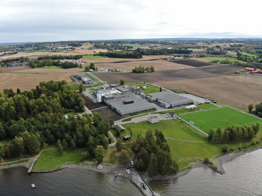 Flyfoto av Hias avløpsrenseanlegg og vannbehandlingsanlegg, sett fra Mjøsa