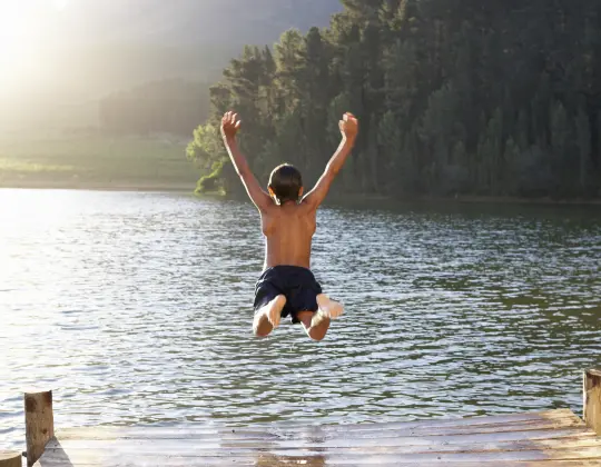 Illustrasjonsbilde som viser gutt som hopper ut i vannet.